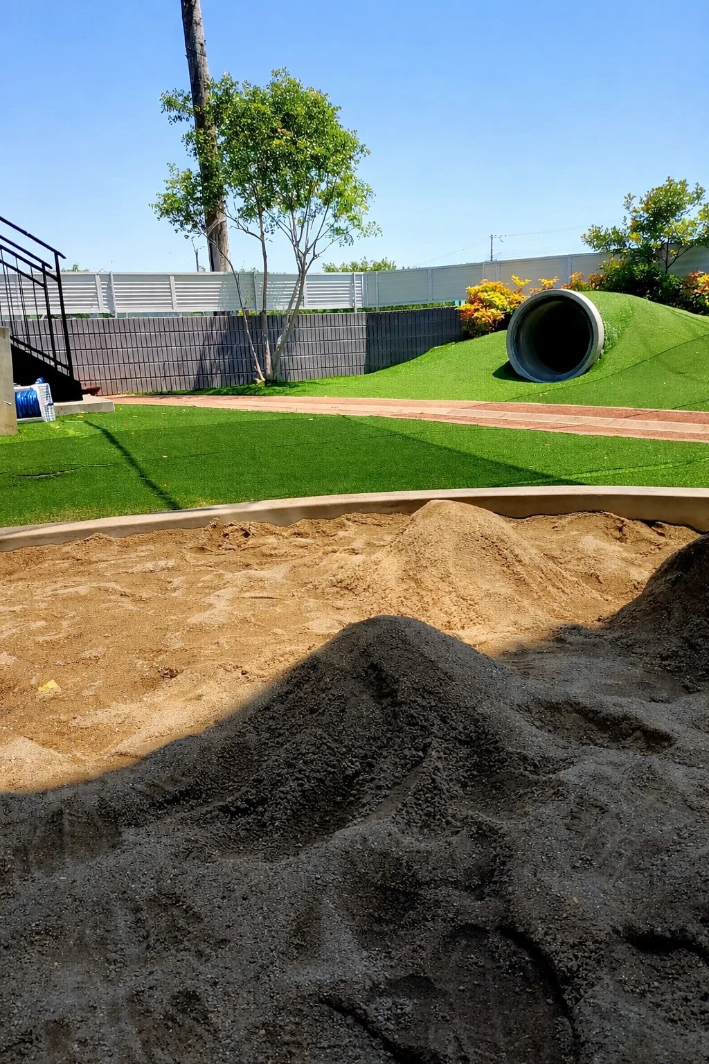 土管のある楽しい園庭