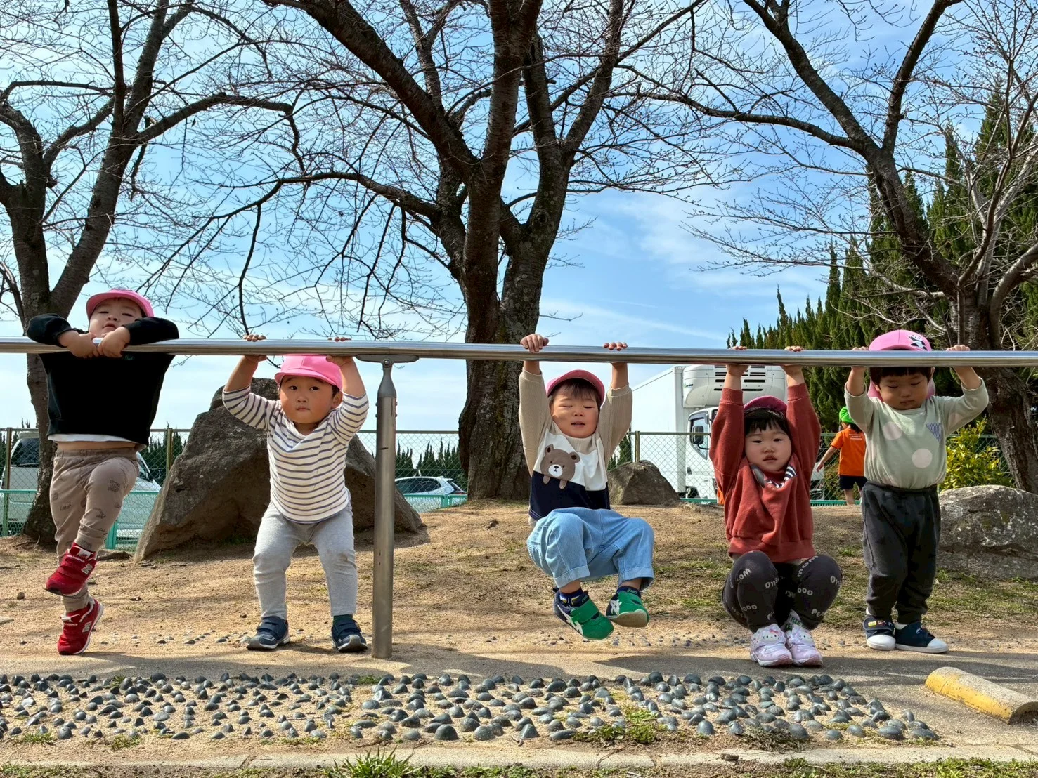 お外で元気よく遊ぶ