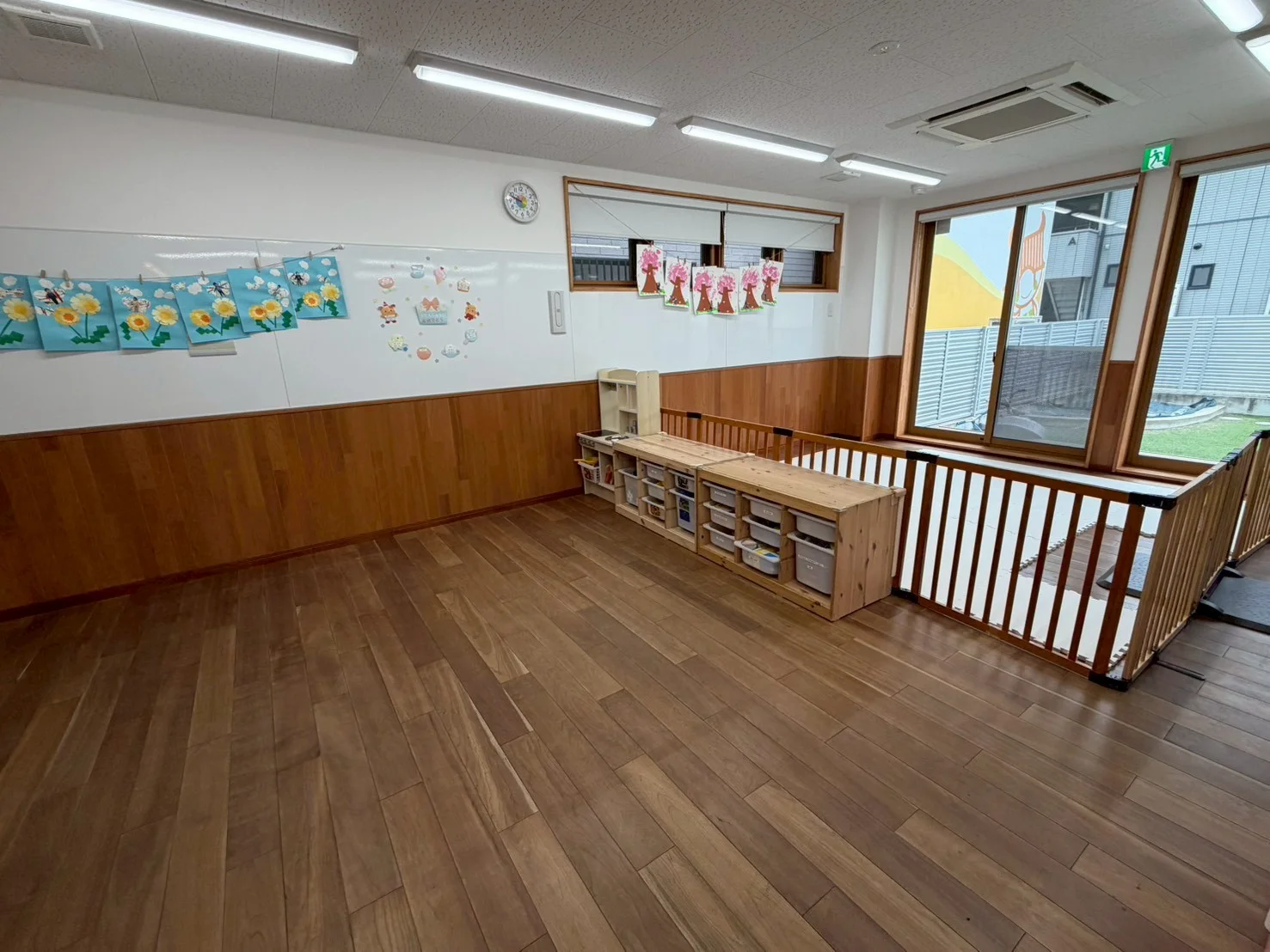 広々と明るい保育室