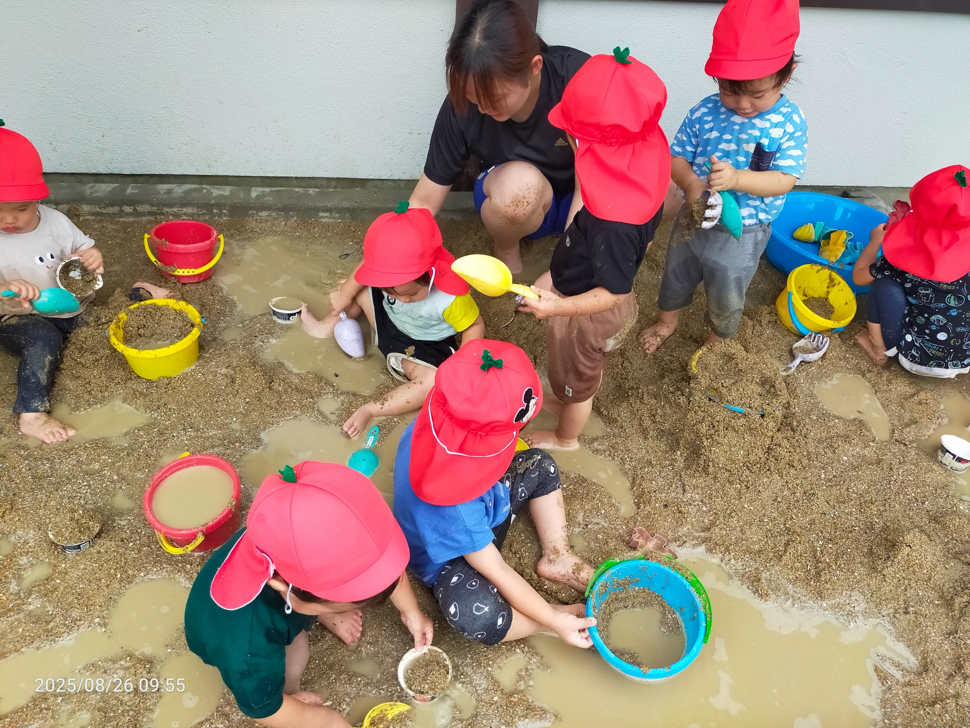 先生と一緒に泥遊び